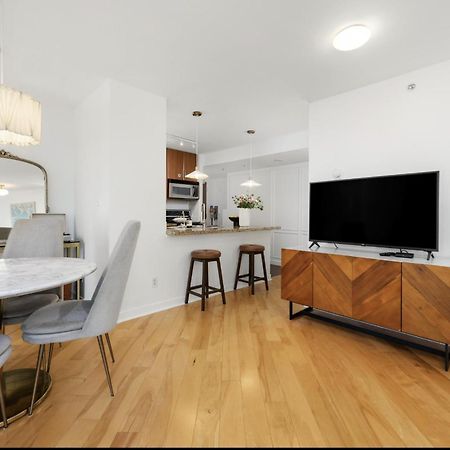 Lovely One-Bedroom Apartment With Pool, Hot Tub, And Gym In The Heart Of Downtown, Skytrain 3Min Away فانكوفر المظهر الخارجي الصورة