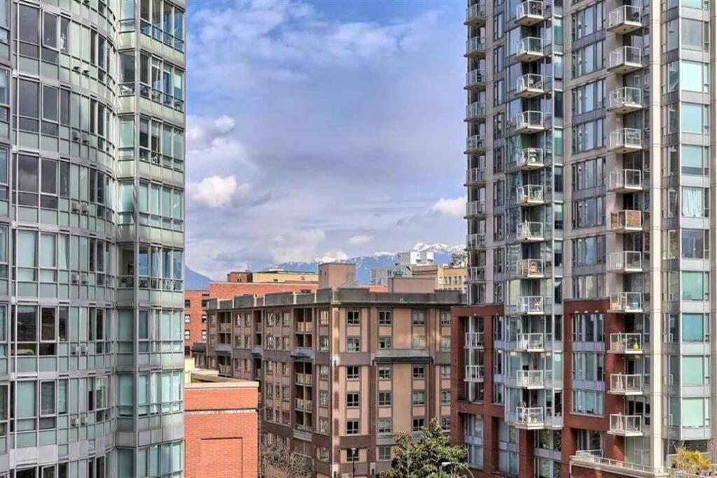 Lovely One-Bedroom Apartment With Pool, Hot Tub, And Gym In The Heart Of Downtown, Skytrain 3Min Away فانكوفر المظهر الخارجي الصورة