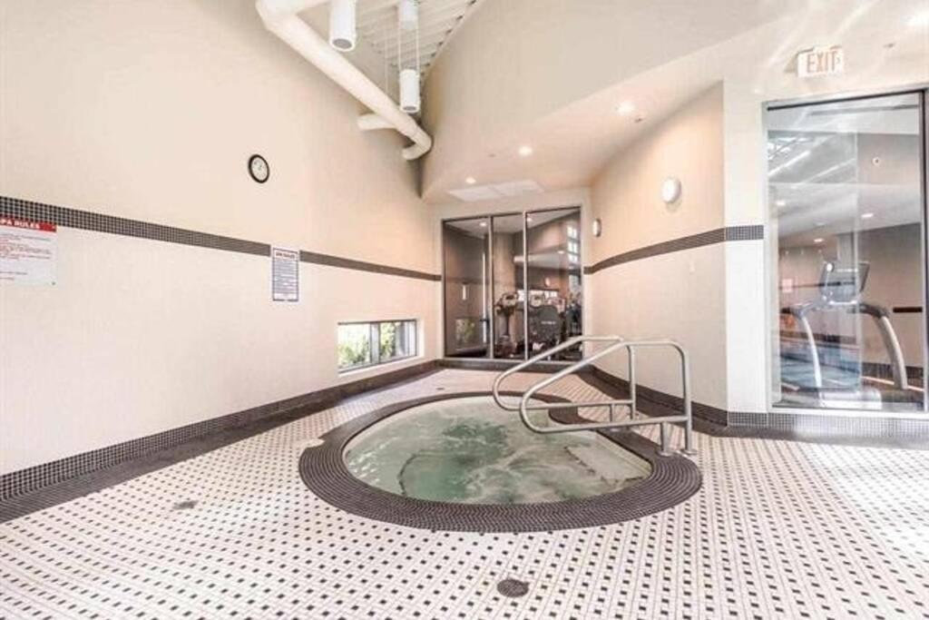 Lovely One-Bedroom Apartment With Pool, Hot Tub, And Gym In The Heart Of Downtown, Skytrain 3Min Away فانكوفر المظهر الخارجي الصورة
