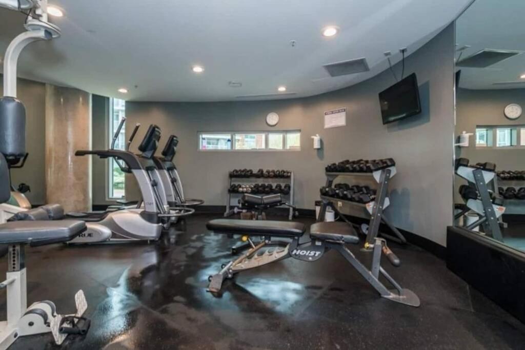 Lovely One-Bedroom Apartment With Pool, Hot Tub, And Gym In The Heart Of Downtown, Skytrain 3Min Away فانكوفر المظهر الخارجي الصورة