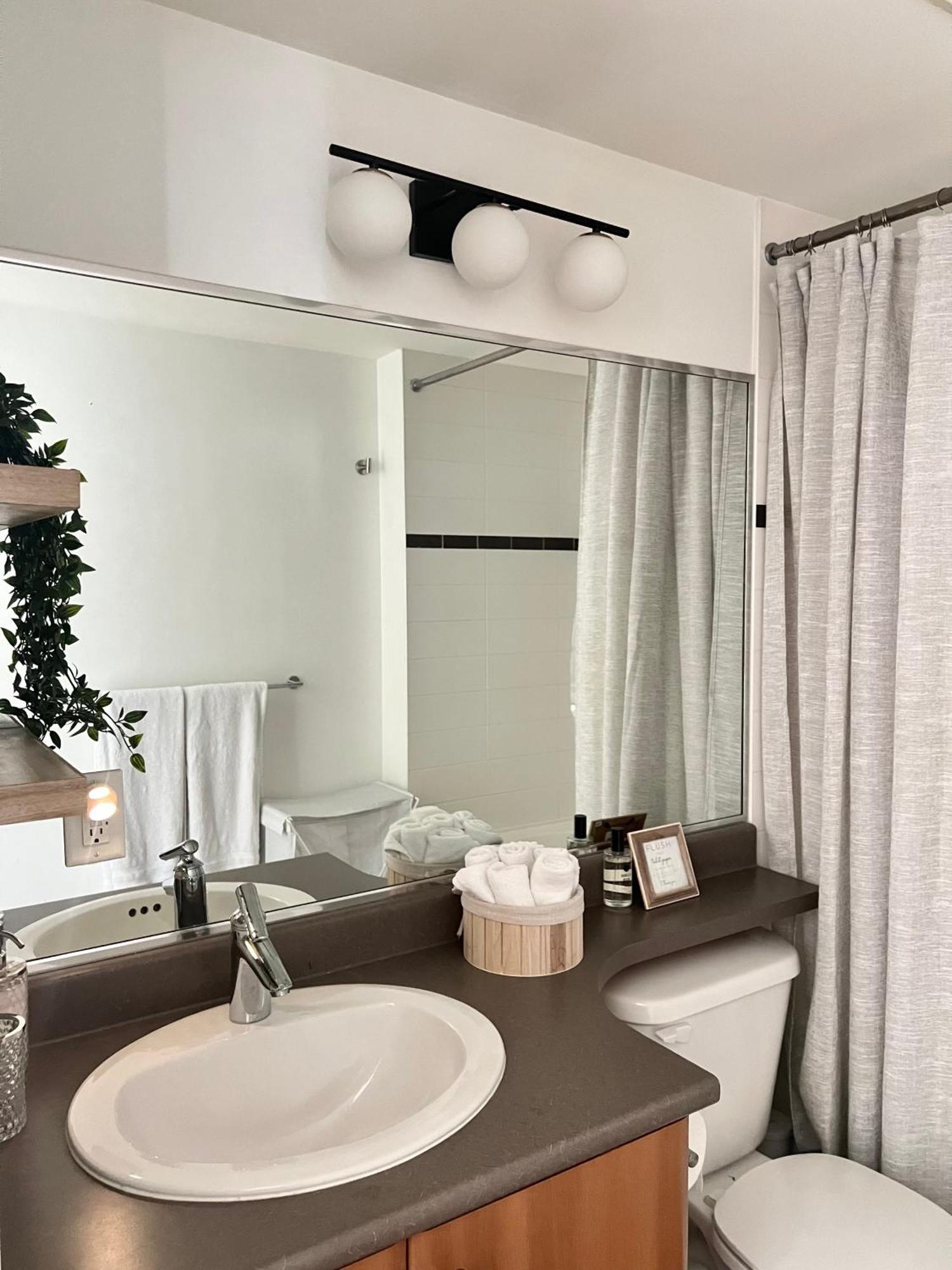Lovely One-Bedroom Apartment With Pool, Hot Tub, And Gym In The Heart Of Downtown, Skytrain 3Min Away فانكوفر المظهر الخارجي الصورة
