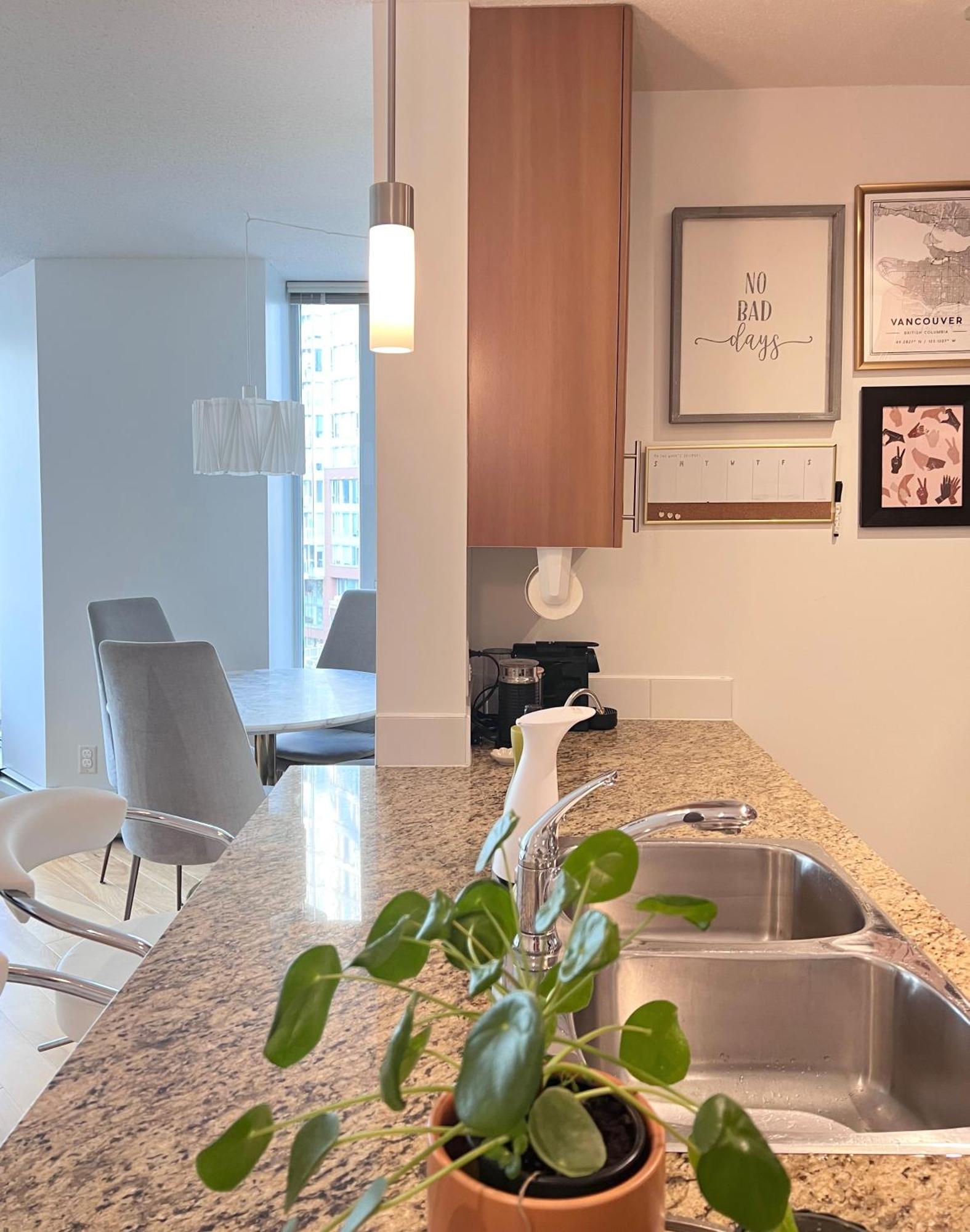 Lovely One-Bedroom Apartment With Pool, Hot Tub, And Gym In The Heart Of Downtown, Skytrain 3Min Away فانكوفر المظهر الخارجي الصورة