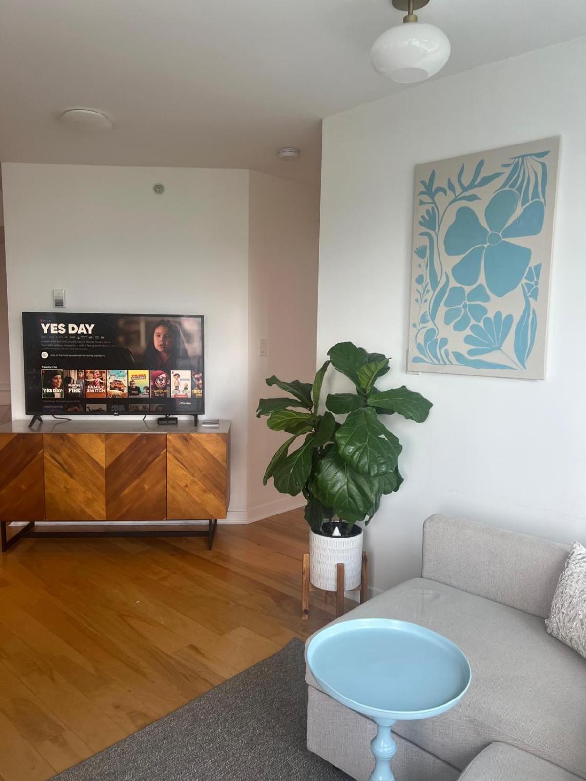 Lovely One-Bedroom Apartment With Pool, Hot Tub, And Gym In The Heart Of Downtown, Skytrain 3Min Away فانكوفر المظهر الخارجي الصورة
