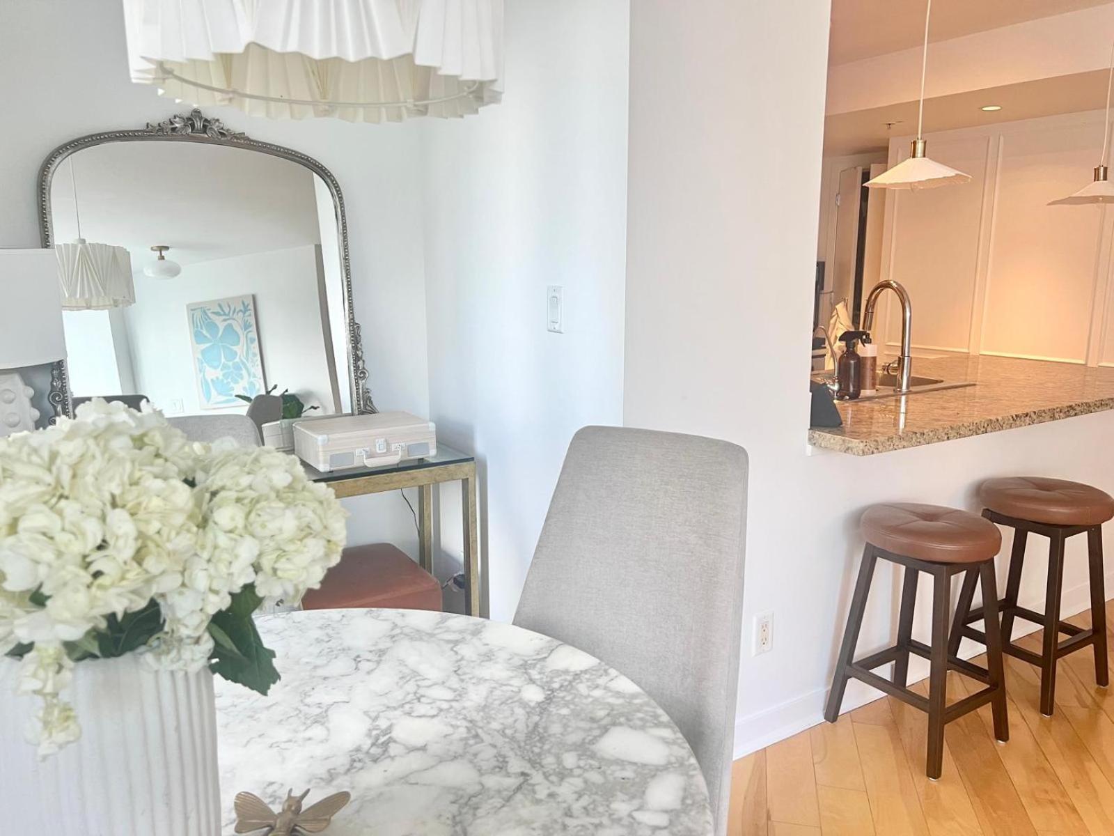 Lovely One-Bedroom Apartment With Pool, Hot Tub, And Gym In The Heart Of Downtown, Skytrain 3Min Away فانكوفر المظهر الخارجي الصورة