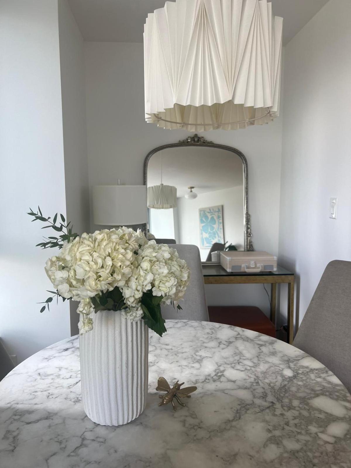Lovely One-Bedroom Apartment With Pool, Hot Tub, And Gym In The Heart Of Downtown, Skytrain 3Min Away فانكوفر المظهر الخارجي الصورة