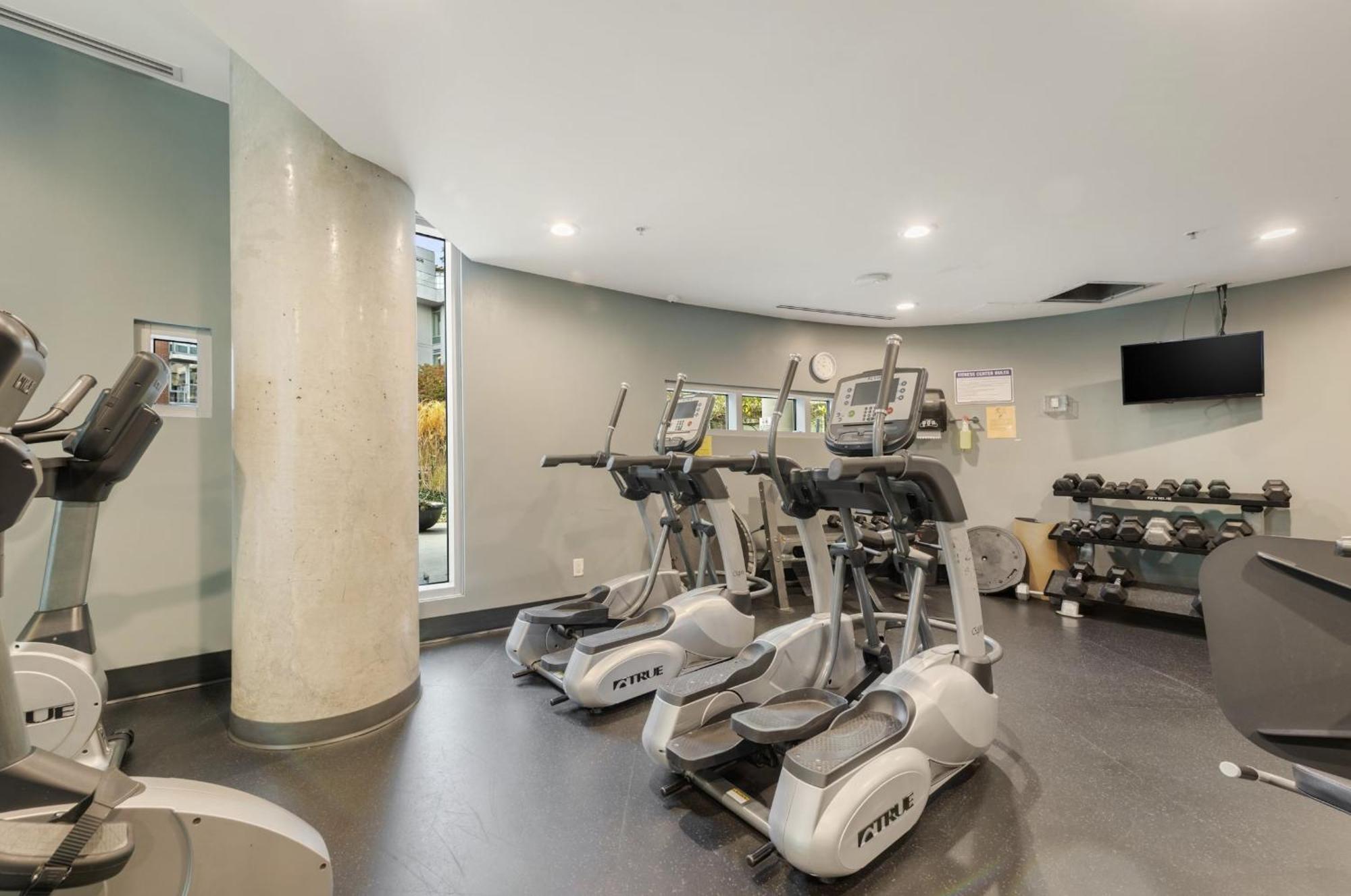 Lovely One-Bedroom Apartment With Pool, Hot Tub, And Gym In The Heart Of Downtown, Skytrain 3Min Away فانكوفر المظهر الخارجي الصورة