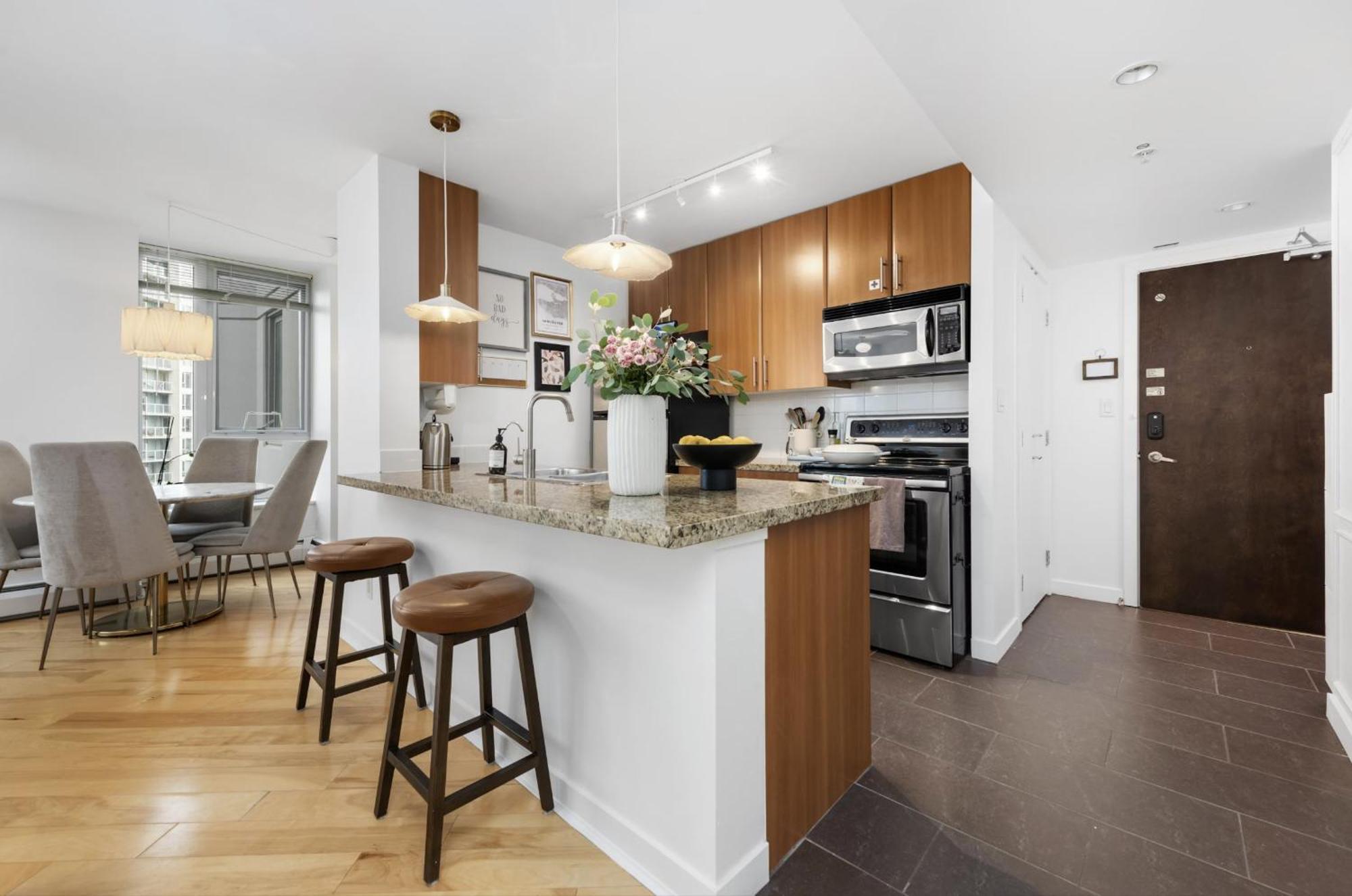 Lovely One-Bedroom Apartment With Pool, Hot Tub, And Gym In The Heart Of Downtown, Skytrain 3Min Away فانكوفر المظهر الخارجي الصورة