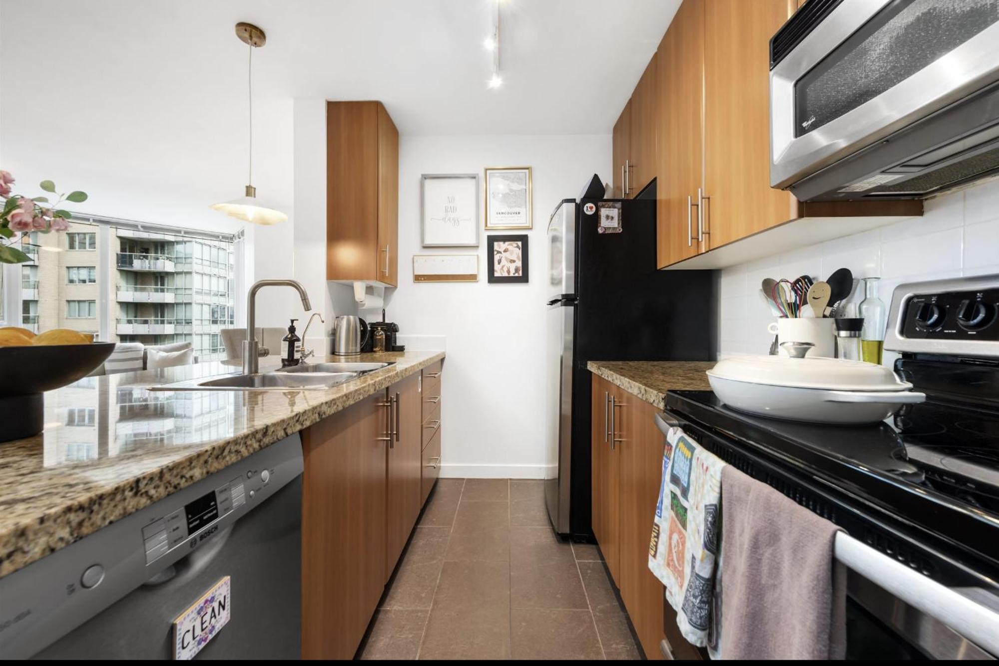 Lovely One-Bedroom Apartment With Pool, Hot Tub, And Gym In The Heart Of Downtown, Skytrain 3Min Away فانكوفر المظهر الخارجي الصورة