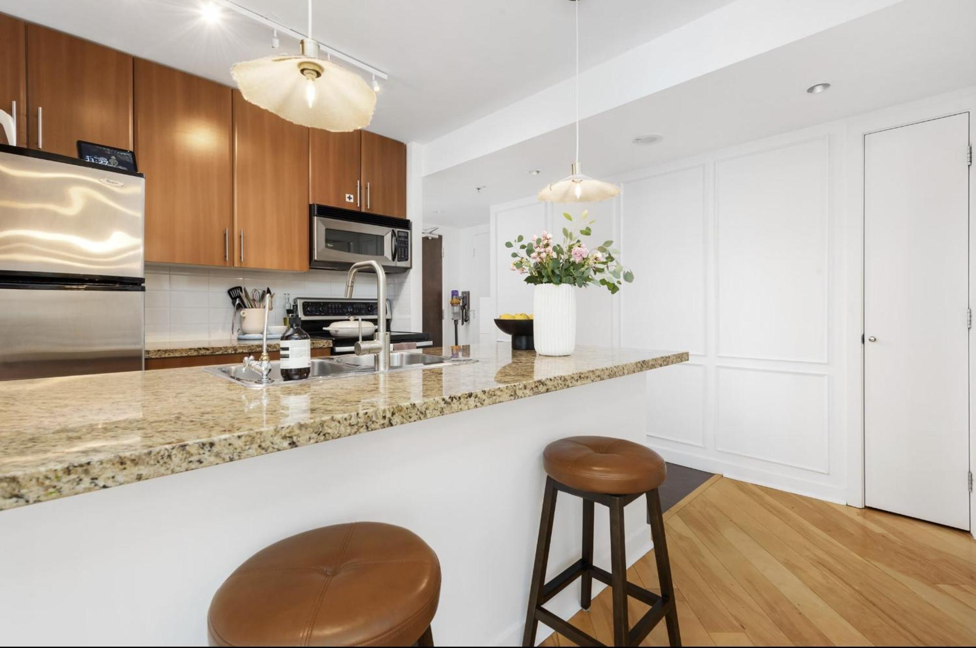 Lovely One-Bedroom Apartment With Pool, Hot Tub, And Gym In The Heart Of Downtown, Skytrain 3Min Away فانكوفر المظهر الخارجي الصورة