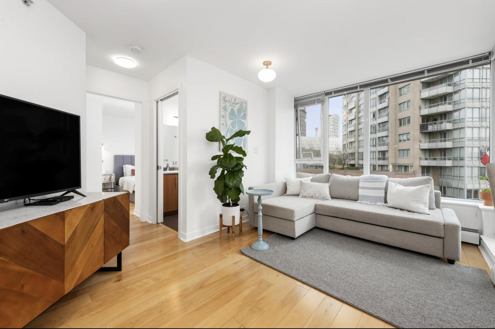 Lovely One-Bedroom Apartment With Pool, Hot Tub, And Gym In The Heart Of Downtown, Skytrain 3Min Away فانكوفر المظهر الخارجي الصورة