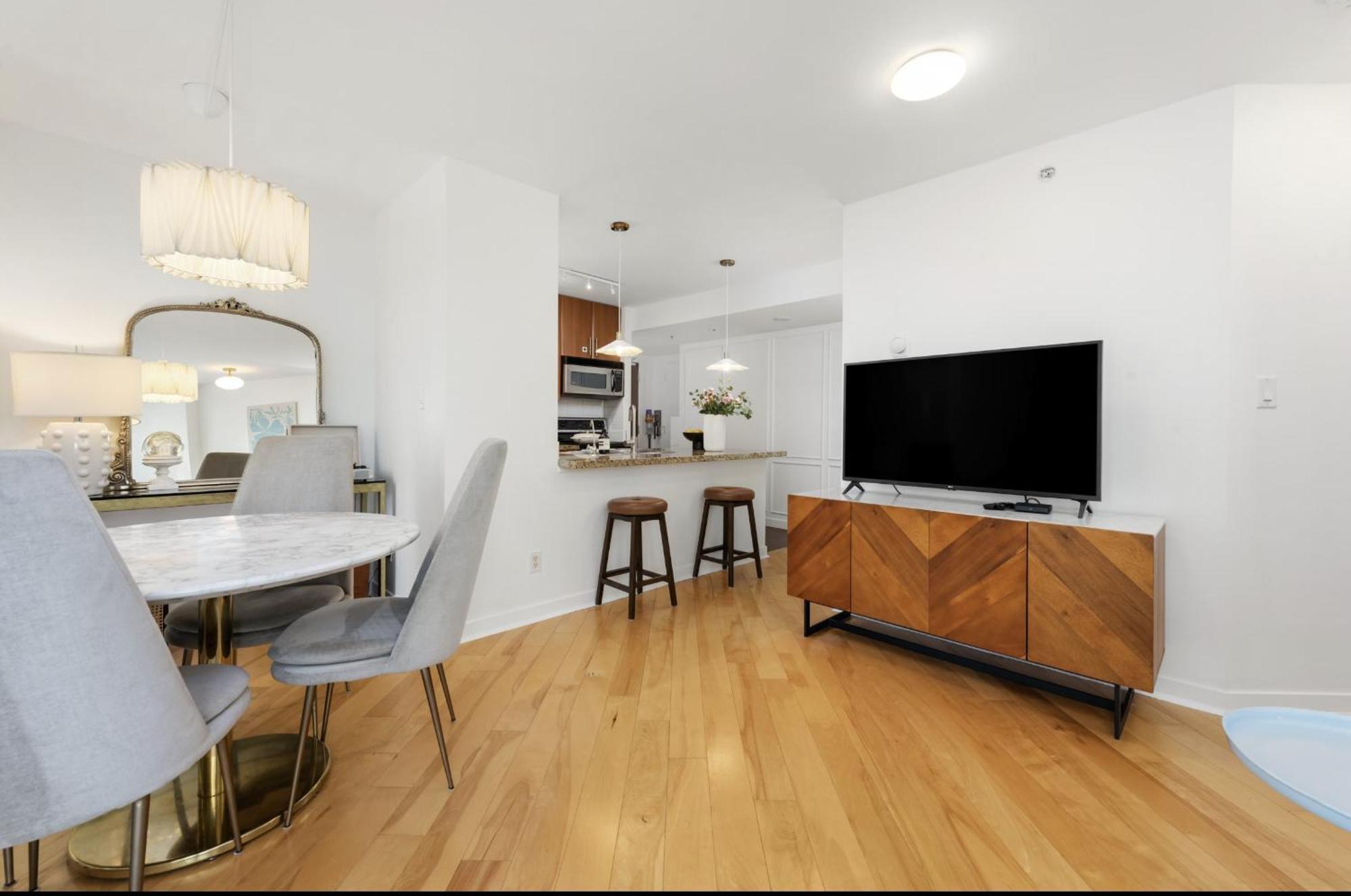 Lovely One-Bedroom Apartment With Pool, Hot Tub, And Gym In The Heart Of Downtown, Skytrain 3Min Away فانكوفر المظهر الخارجي الصورة
